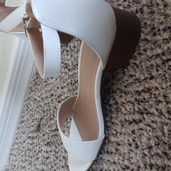 White heels - Picture 2 of 4